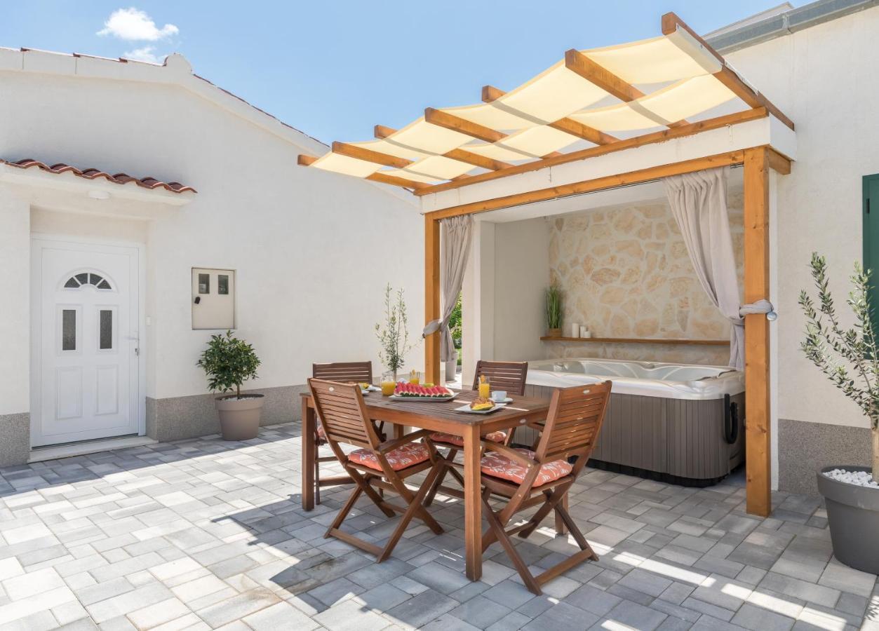 Tonina - House With Terrace, Jacuzzi, Free Parking Apartment Split Exterior photo